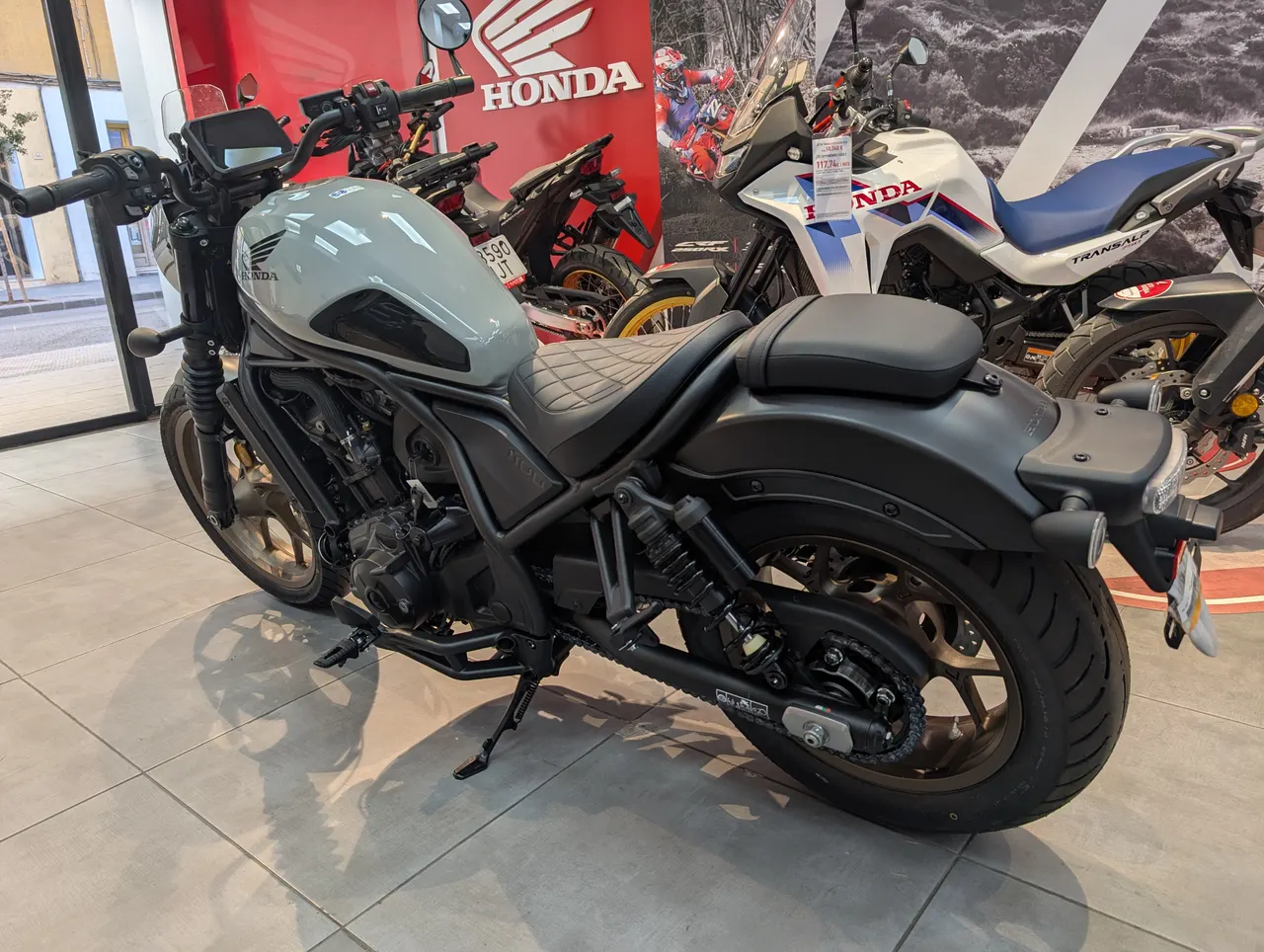 Honda CMX1100 Rebel Special Edition gris en exposición