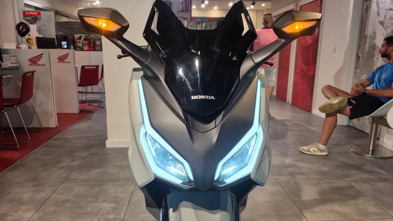 Scooter Honda Forza 350 ocasion gris con garantía con las luces LED encendidas