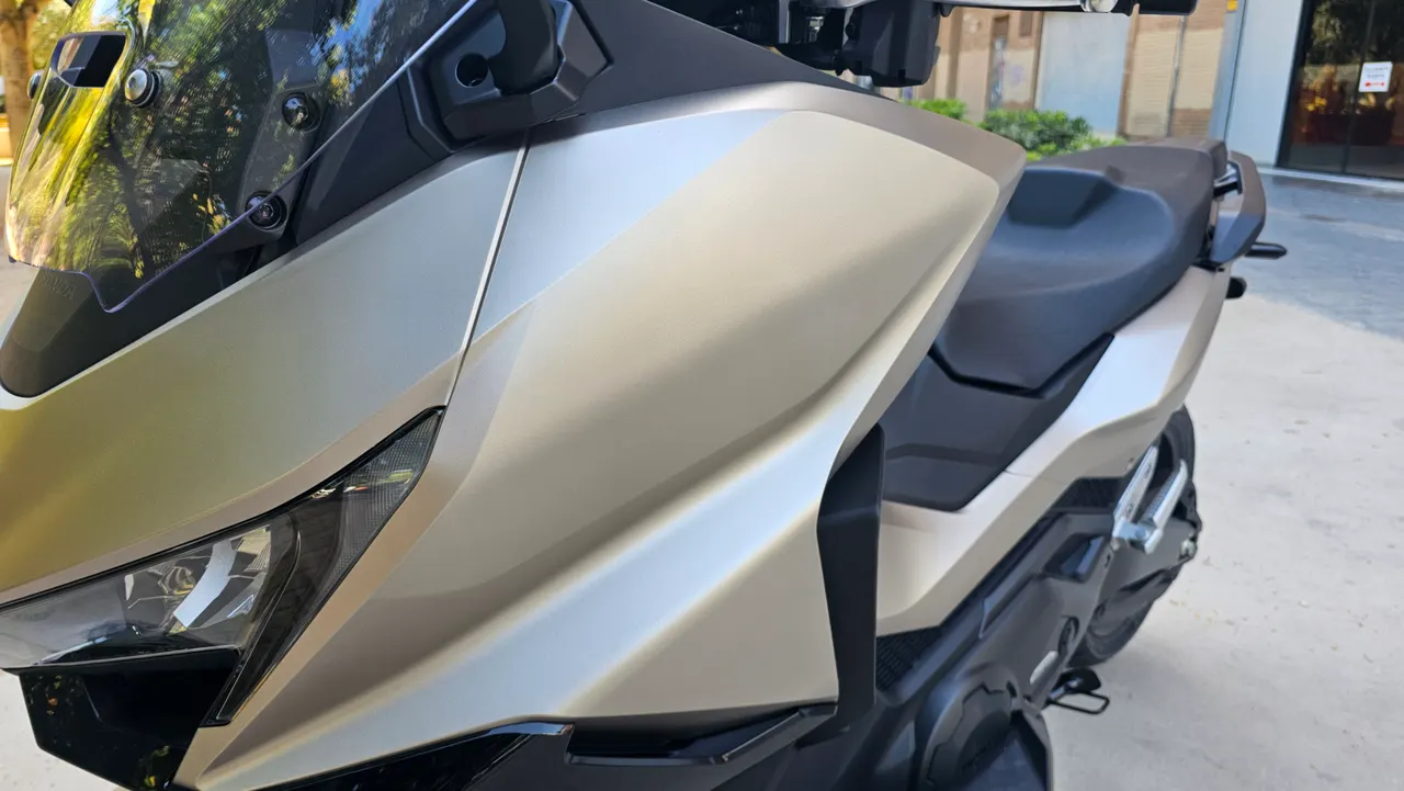 Honda Forza 750 gris warm mate metalizado vista frontal
