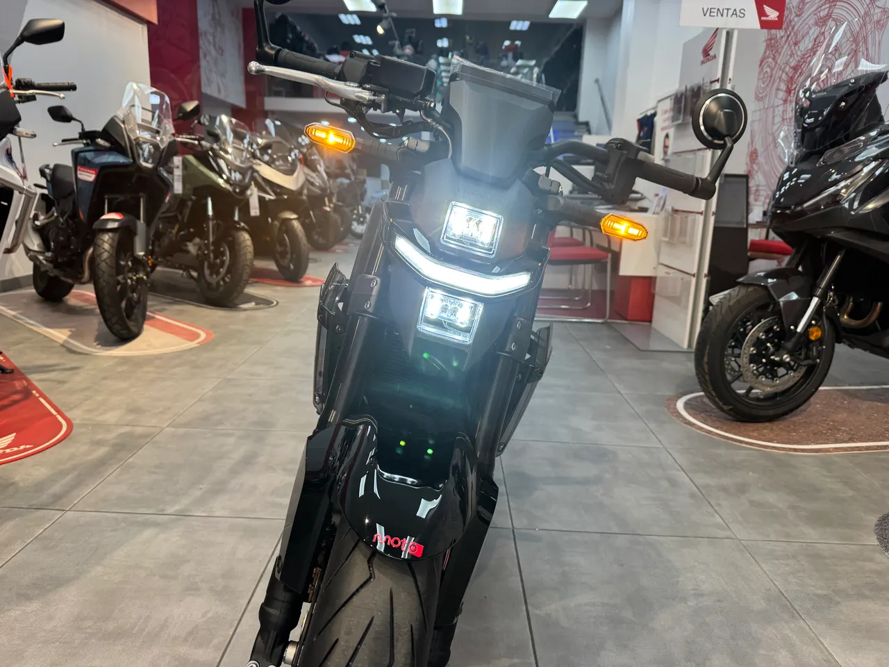 Honda WN7 Negra Graphite en concesionario