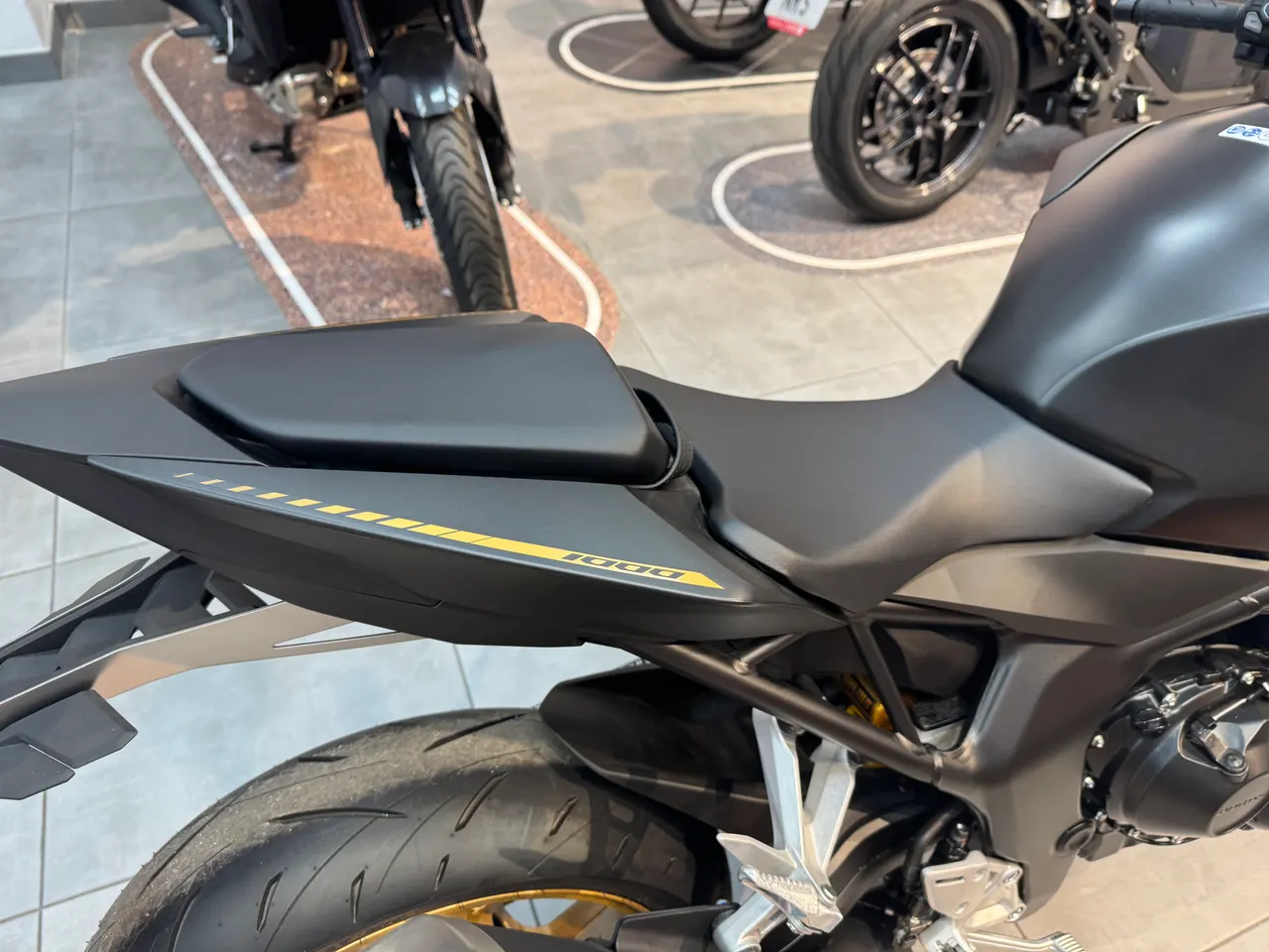 Asiento y parte trasera de una moto Honda Hornet 1000 SP negra