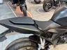 Asiento y parte trasera de una moto Honda Hornet 1000 SP negra