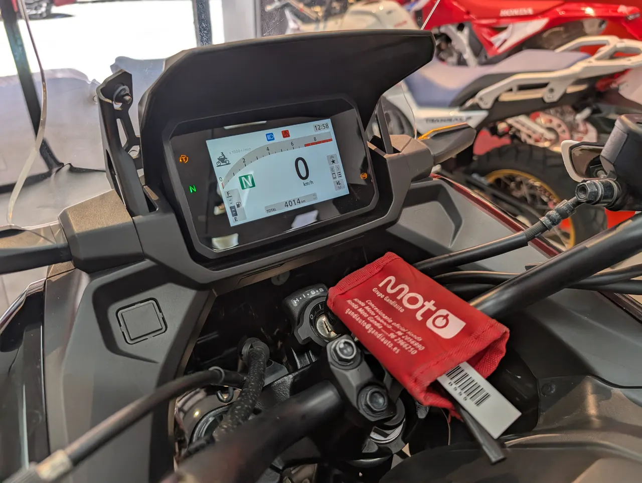 Panel de instrumentos digital de una motocicleta Honda NC750X de ocasion