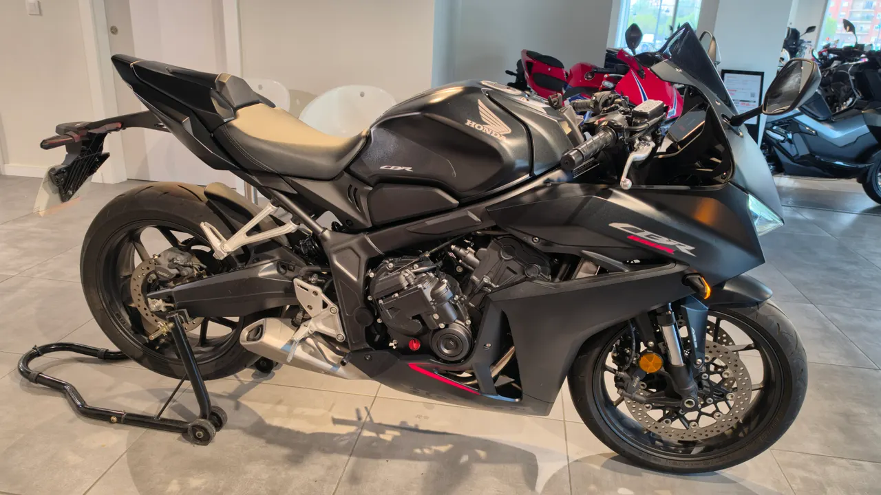 Honda CBR650R negra en expositor