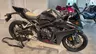 Honda CBR650R negra en expositor