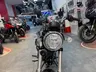 Honda Dax 125 negra en concesionario, vista frontal