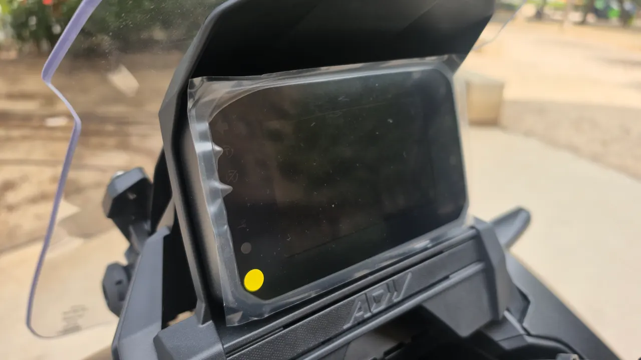 Pantalla digital de la Honda ADV 350 en color negro mate metalizado