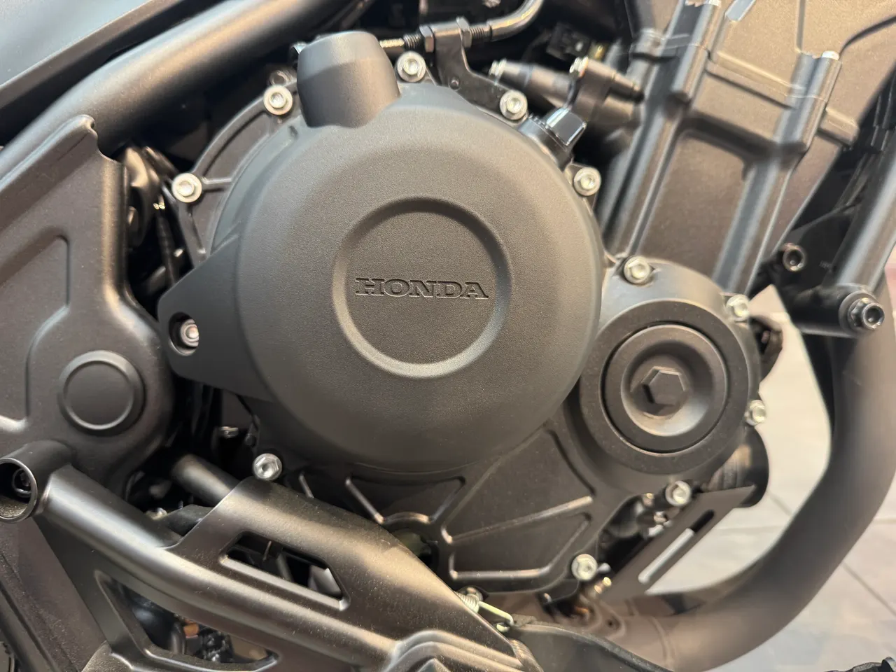 Detalle del motor de una Honda Rebel 500 en color gris mate