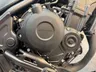 Detalle del motor de una Honda Rebel 500 en color gris mate