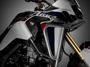 Kit deflector aire superior hombros Honda original 08R74-MJP-G50 deflectores de poliuretano (izquierdo y derecho) que se ajustan al carenado superior de la Honda africa Twin 2016-2017 CRF1000L con adhesivo. Muy fácil instalación.