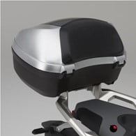 Baúl original Honda 45L 08ESY-MKH-TB17ZG PEARL GLARE WHITE 08ESY-MKH-TB17ZF VICTORY RED 08ESY-MKH-TB17ZK MATT BULLET SILVER METALLIC 08ESY-MKH-TB17ZS DIGITAL SILVER METALLIC Top box 45L de capacidad con tapa color igual que el de la moto. Capacidad de carga para almacenar dos cascos integrales y mucho más. Cuenta con sistema de cierre y fácil sistema de extracción. El kit contiene el Top Box, respaldo y cerradura. Para su montaje es necesario añadir portaequipaje 08L70-MKH-D00ZA o 08L70-MKH-D00ZB