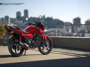 Una preciosa CB125F 2026 en color Rojo Imperial Metalizado R355 aparcada sobre el caballete lateral, su nueva óptica trasera de led realza su espiritu deportivo
