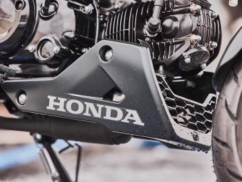 Detalle de la quilla de la Honda MSX125 2025 que viene en color negro mate con el adhesivo Honda en tono blanco de serie