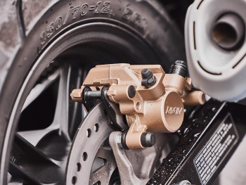 detalle del freno de disco trasero de la Honda MSX125 2025 con un pinza nissin para detener la moto de forma segura en cualquier circustancia