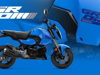 la Honda MSX125 2025 azul candy tiene un tubo de escape de petaca corto que realza el tamaño minimalista de la moto