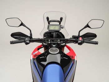 la postura de conduccion de la Honda CRF300 Rally es muy confortable gracias a su parabrisas elevado y a su ancho manillar y sus protectores de manos