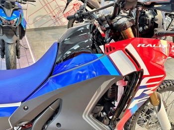 el deposito de gasolina de la Honda CRF300 Rally es en color negro y tiene una franja azul metalizado