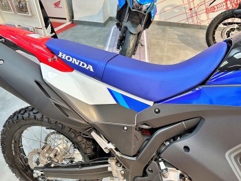 asiento biplaza Honda CRF300 Rally en color azul y letras en blanco
