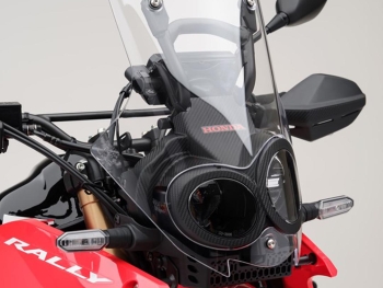 el Faro doble CRF300 Rally viene rodeado por una tapa simil cabono que le confiere un acabado premium