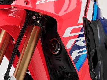 nuevo frontal rediseñado de la CRF300 Rally 2025 con mas capacidad de refrigeracion