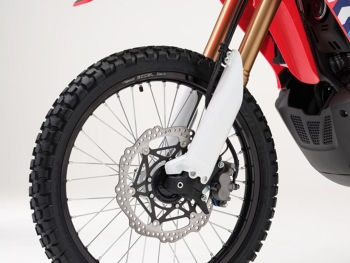 llanta delantera en color negro de la CRF300 Rally 2025