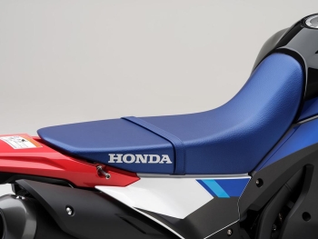 asiento piloto y pasajero en color azul de la Honda CRF300 Rally