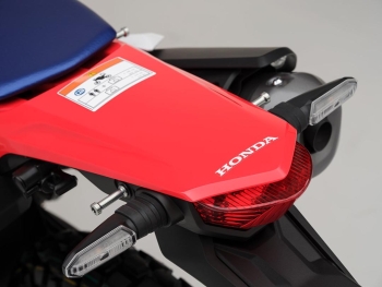un minimalista porta matriculas con un pequeño piloto trasero de la Honda CRF300 Rally 2025