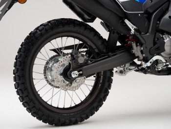 Las llanta trasera de la Honda CRF300 Rally 2025 son ahora en color negro, como el basculante y subchasis trasero