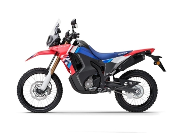 El nuevo diseño tricolor rojo azul negro con adhesivos y asiento en azul da una nueva estética a las CRF300 Rally