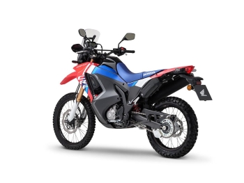 en la parte trasera izquierda de la Honda CRF300 Rally 2025 encontraremos una gran caja para las herramientas