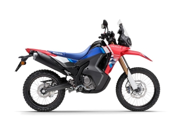 la Honda CRF300 Rally 2025 dispone de suspensiones invertidas con botella dorada