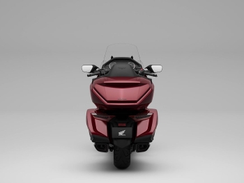 detalle baul trasero 61l de la Honda Goldwing Tour 2025 R337 Rojo Bordeaux Metalizado