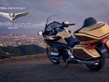 la Honda Goldwing Tour 2025 YR387N Dorado Eternal y Marrón Mahogany Metalizado es una versión especial de la honda goldwing que conmemora el 50 aniversario de la primera Honda goldwing fabricada en el 1976