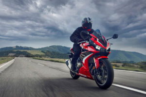 honda-cbr500r-2022-en-carretera