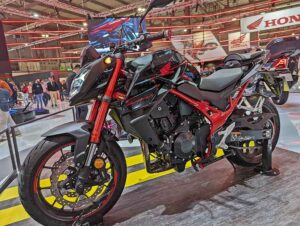 Honda-Hornet-cb750-valencia en el eicma del 2023 en color negro con bastidor en rojo.