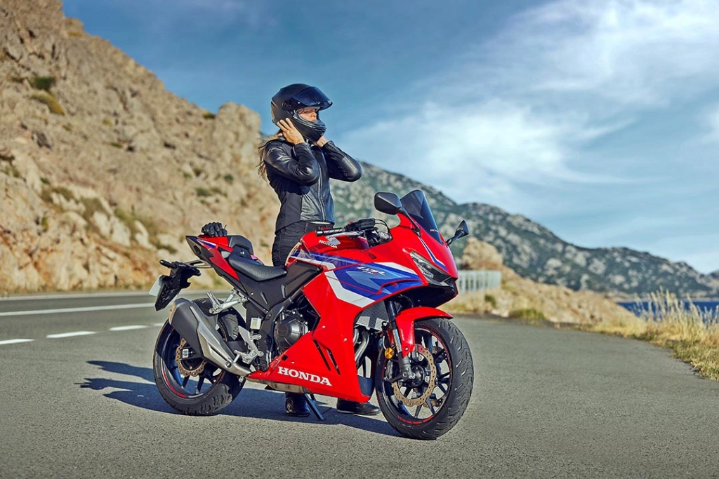 Honda CBR500R 2024 en la carretera disfrutando de una muy buen dia para la moto.