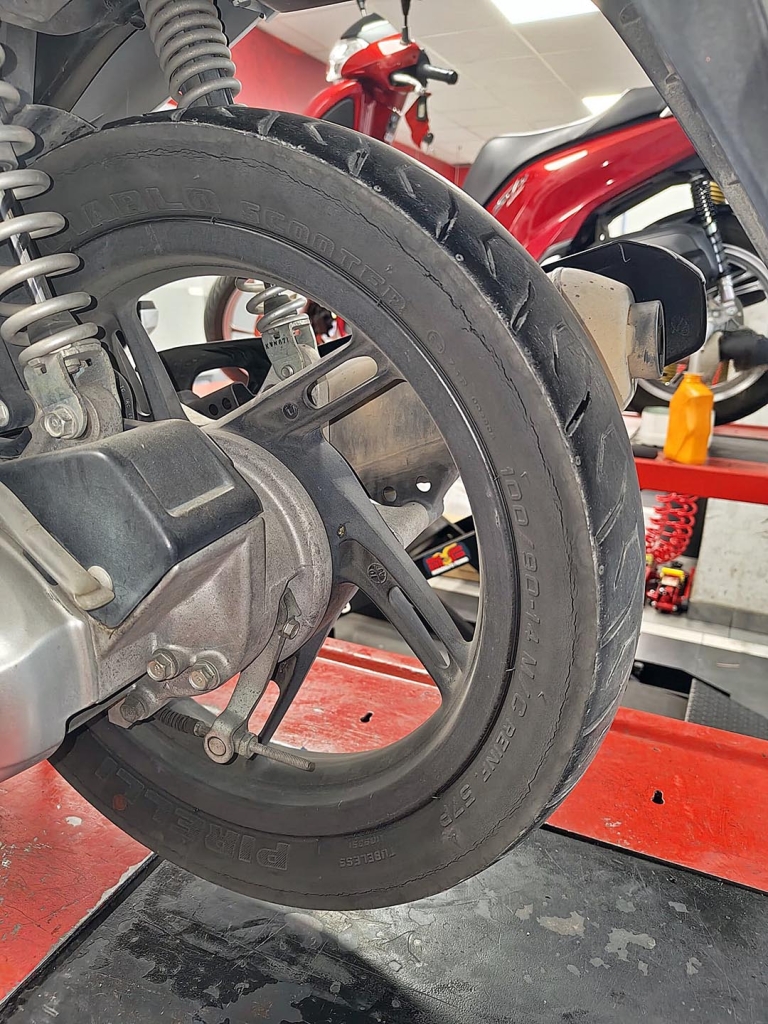 motivos para cambiar los neumáticos desgastados de tu moto falta de seguridad