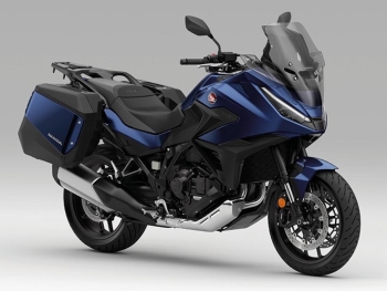 Honda NT1100 2025 Azul Hawkseye Perlado con las maletas laterales y la cupula en oscion baja. El transportin trasero es en color negro para un mayor contraste con el tono azul de la moto
