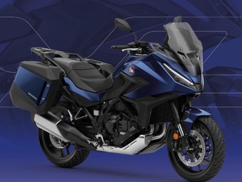 Honda NT1100 2025 Azul Hawkseye Perlado con la cupula en posicion baja. la nueva cupula del modelo 2025 es regulable con un mano desde la posicion del piloto