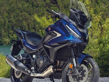 vista frontal Honda NT1100 2025 Azul Hawkseye Perlado donde se aprecia su nuevo faro con luz diurna e intermitentes incorporados