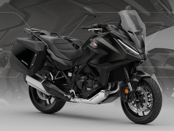 en las nuevas maletas laterales de la Honda NT1100 2025 Negro Gunmetal Metalizado ahora caben 2 cascos integrales