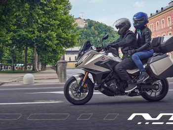 la Honda NT1100 2025 Warm Ash Mate Metalizado ofrece una excelente posición de conducción para el pasajero gracias a un estudiado rediseño del nuevo asiento
