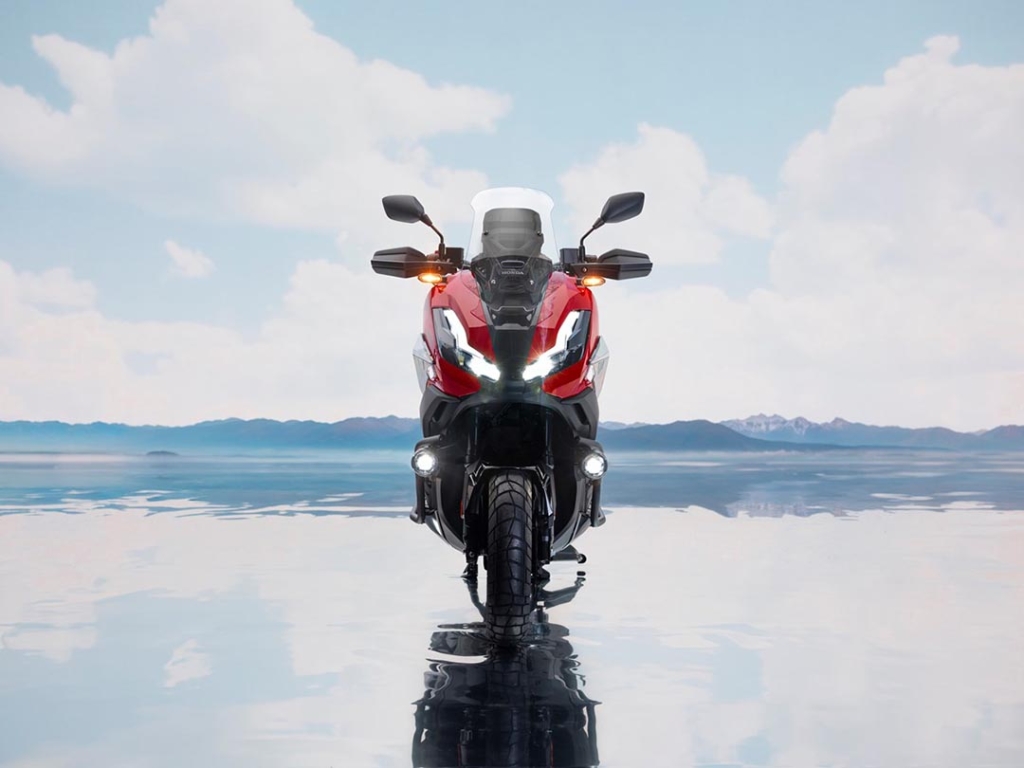 vista del frontal de la Honda ADV 350 2025 con sus faros antiniebla instalados para una mayor iluminacion