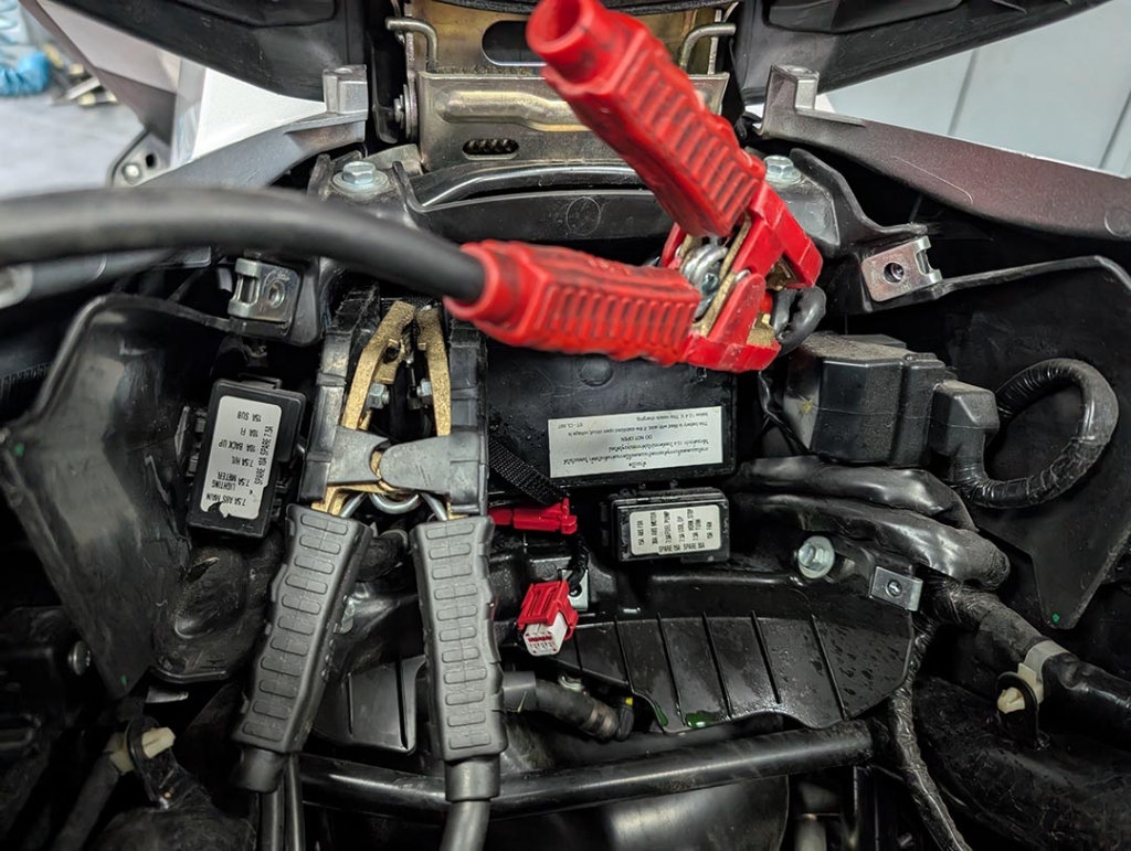 arrancar una moto con cables de arranque