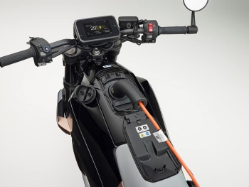Toma CSS conectada a la Honda WN7