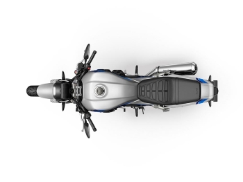 La CB1000F es muy estrecha en su parte central para facilitar las maniobras