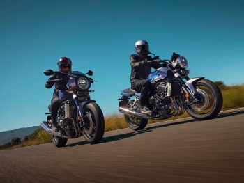Una CB1000F con carenado forntal frente a otra moto sin el carenado