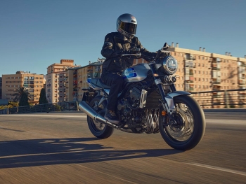 Honda CB1000F circulando por la ciudad