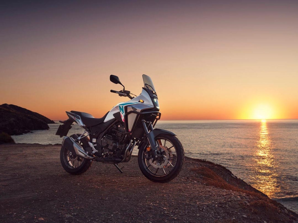 moto viajando cerca del mar