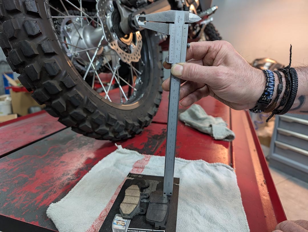 grosor de una pastilla de freno desgastada